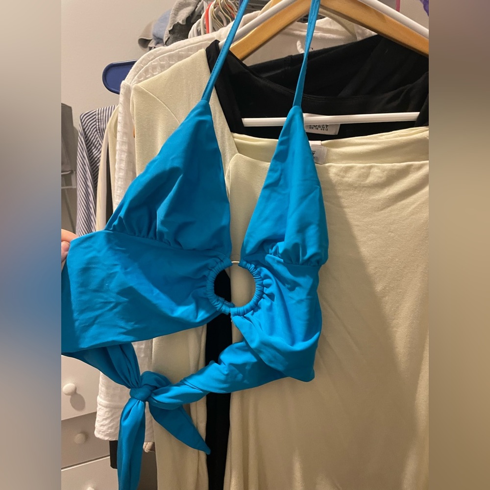 I am gia size large top blue worn once
